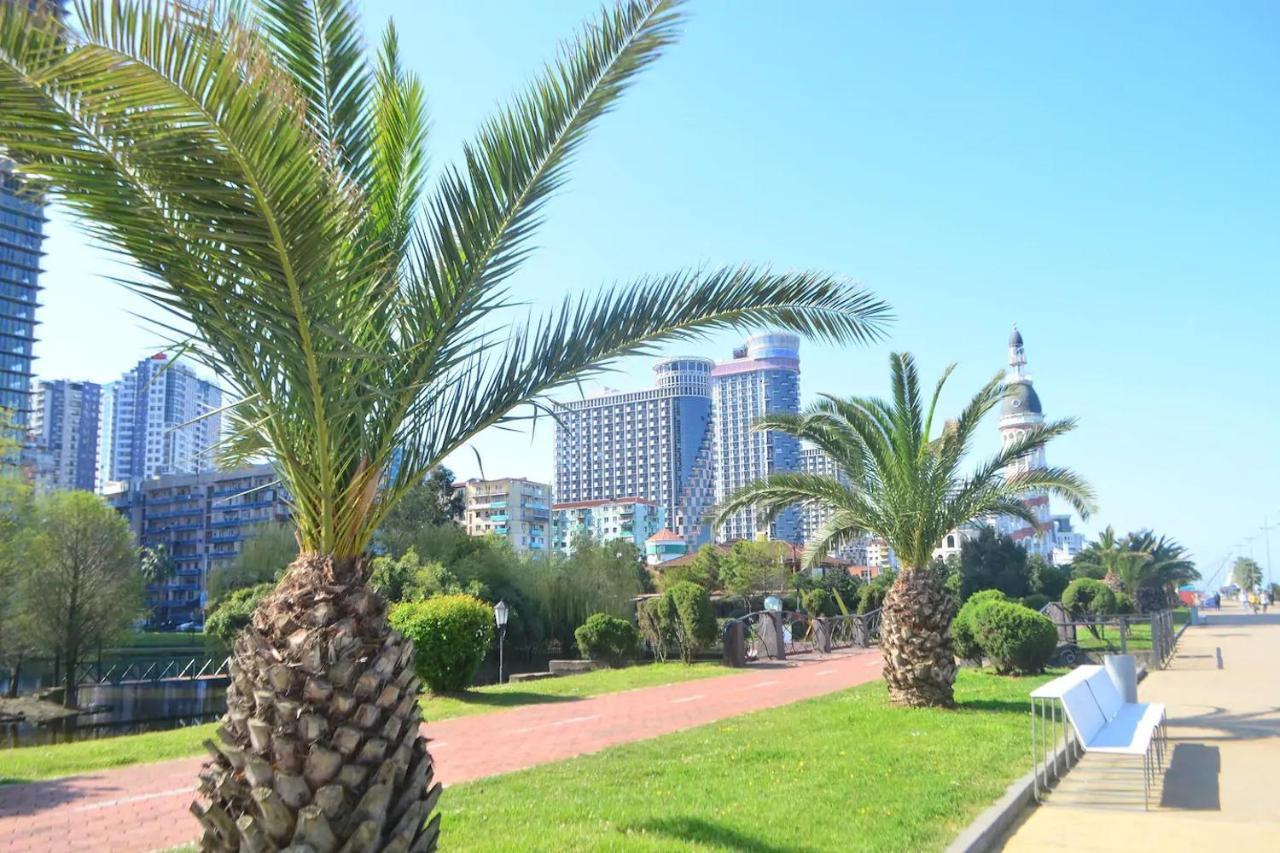 Sea To Sky Beachfront Studio Apartment With Stunning Sea Views In Batumi Ngoại thất bức ảnh