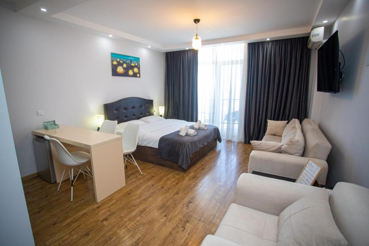 Sea To Sky Beachfront Studio Apartment With Stunning Sea Views In Batumi Ngoại thất bức ảnh